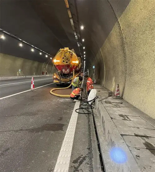 沁水隧道排水渠清淤